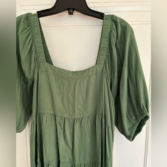 Green ruffled dress - Picture 2 of 3
